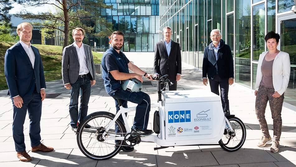V Rakousku přesedli servisní technici KONE na bezuhlíková elektronákladní kola a koloběžky.