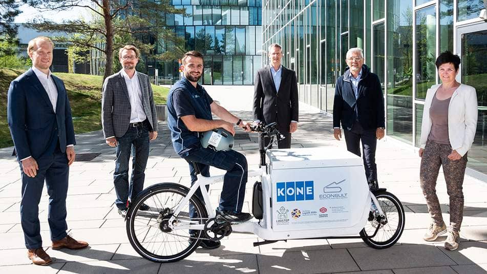 V Rakousku přesedli servisní technici KONE na bezuhlíková elektronákladní kola a koloběžky.