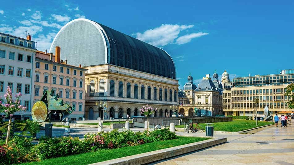 18patrová ukázka architektury Opéra National de Lyon (lyonská národní opera) si při modernizaci svých pěti výtahů zvolila cirkulární přístup.