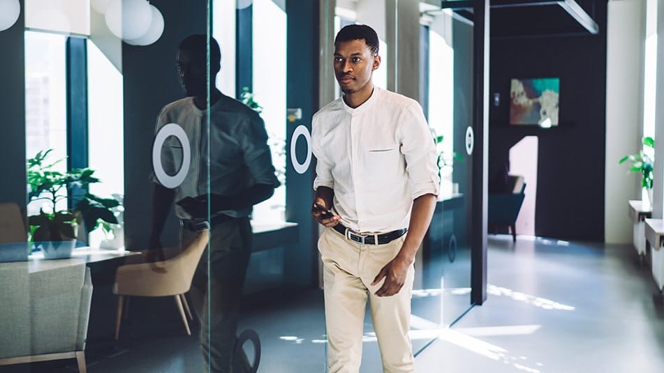 Současná energetická krize nám důrazně ukazuje, že je nutné vypínat světla a ventilaci, když nejsou potřeba, a používat snímače obsazenosti a chytrou technologii pro automatizaci používání.